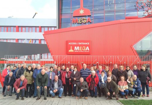 Un total de 45 veciños e veciñas de Frades fan unha visita guiada ao museo de Estrella Galicia e ao Aquarium Finisterrae